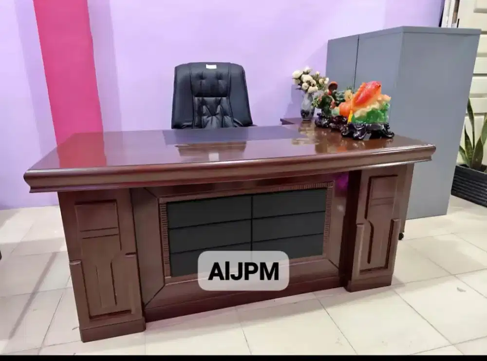 Meja direktur klasik