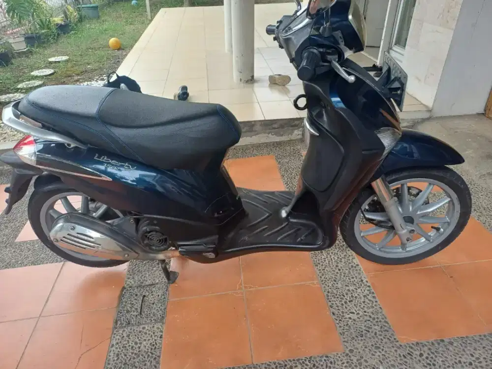 Piaggio Liberty 150 ie 2011 biru metalik mulus