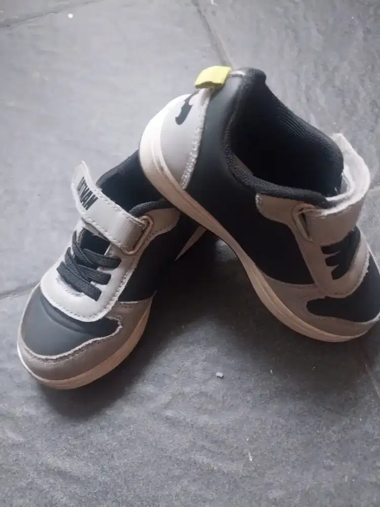 Sepatu batman anak laki laki