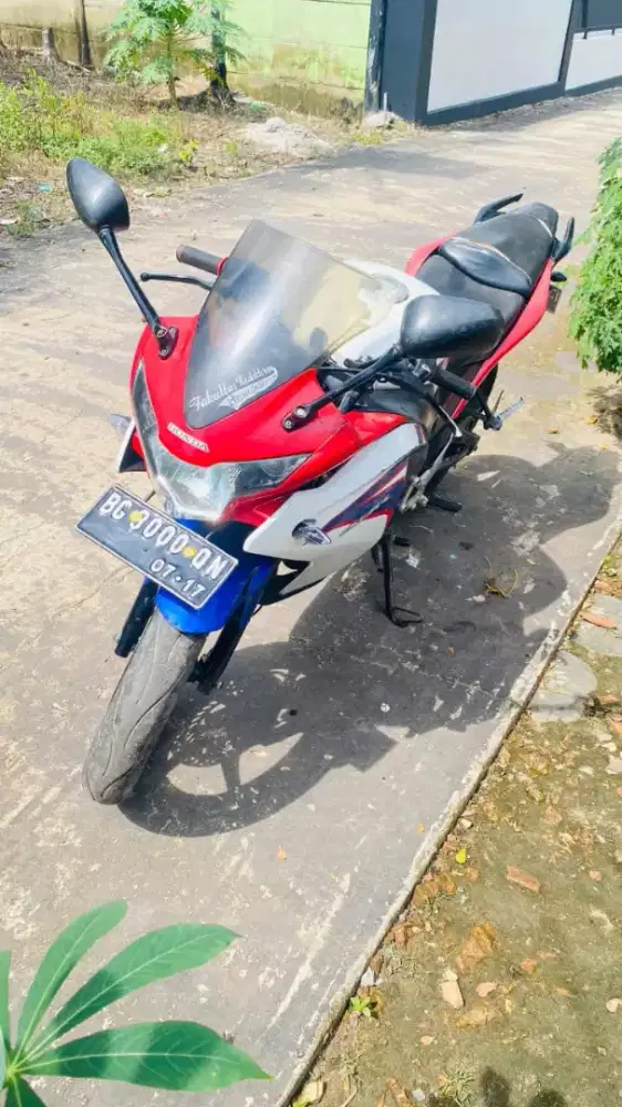 Dijual motor honda cbr 150r berlokasi dipalembang