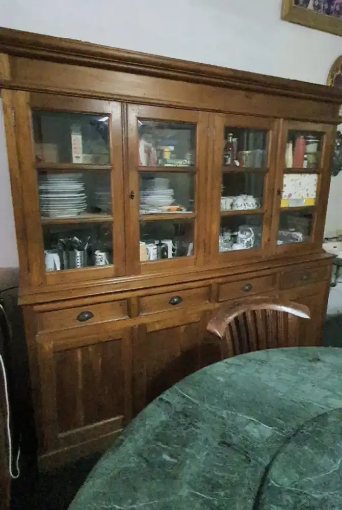 Lemari Kaca Piring Gelas