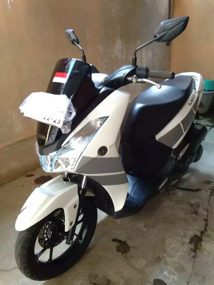 Motor yamaha lexi 125 putih kendaraan terawat pakaian pribadi pcb Bjm