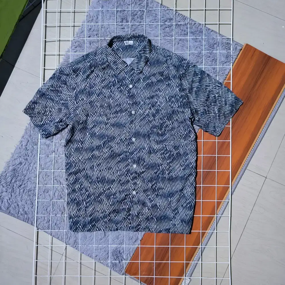 Uniqlo U short shirts
Sz L

Kond 9.7/10 like new