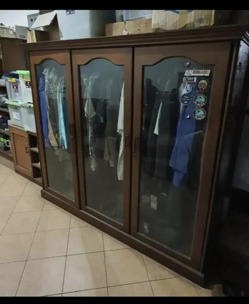 Dijual Lemari Baju Pintu Kaca Model Antik