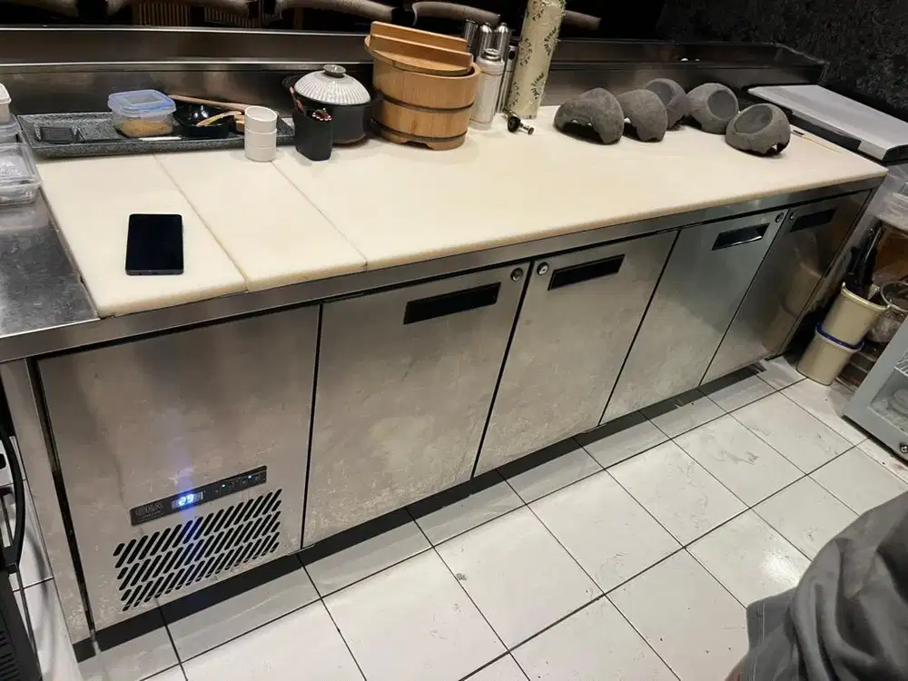 Undercounter Chiller GEA M-RW6T4HHHH  bekas