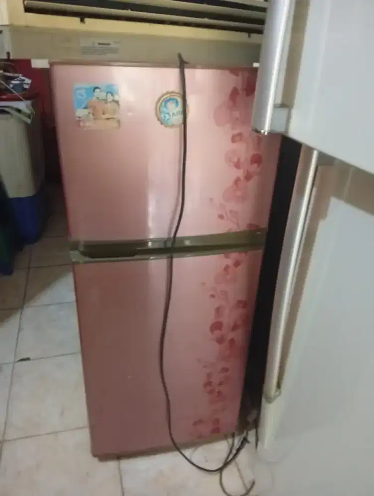 Kulkas bekas 2 pintu Mer Sharp kea normal