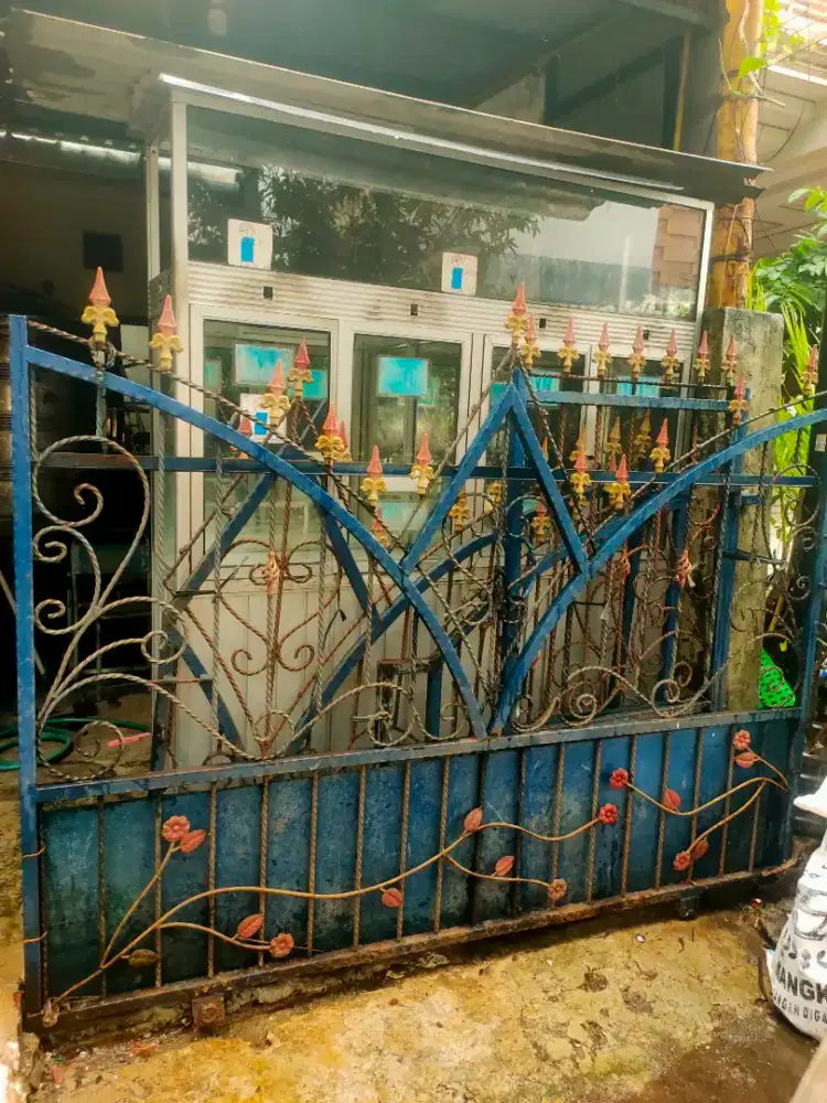 Pagar besi dan lemari air isi ulang, 3 lubang pengisian, 1 lbg cuci