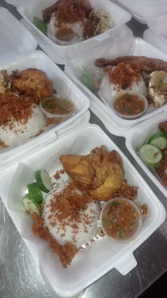 Karyawan Kedai Makanan di Foodcourt Kantin