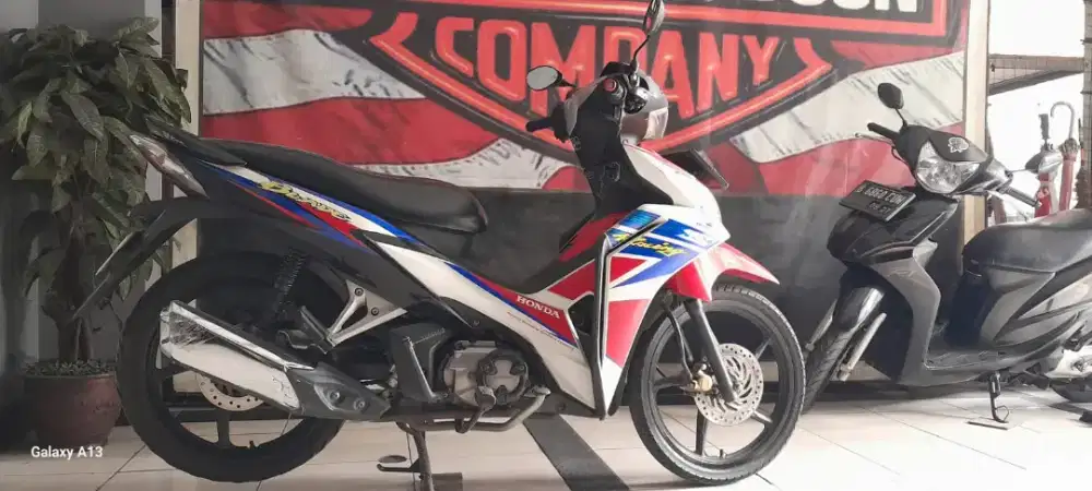 Dijual Honda Blade. Merah Putih Biru