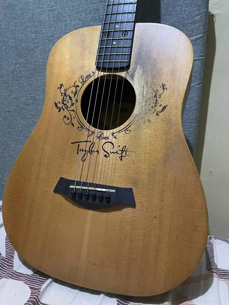 Baby taylor guitar