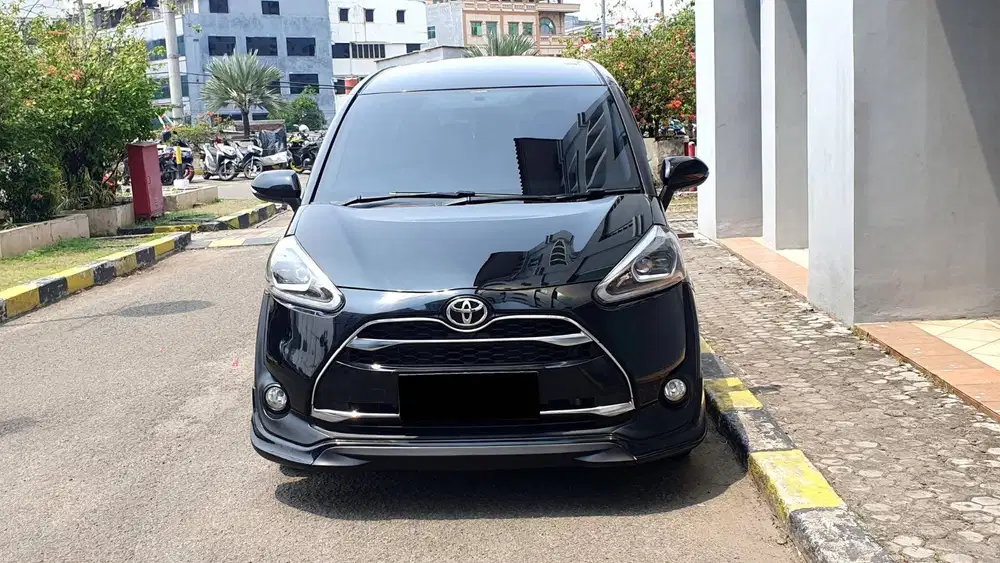 Toyota Sienta 1.5 Q CVT AT Hitam Metalik 2017 Km 62Rb Record Garansi