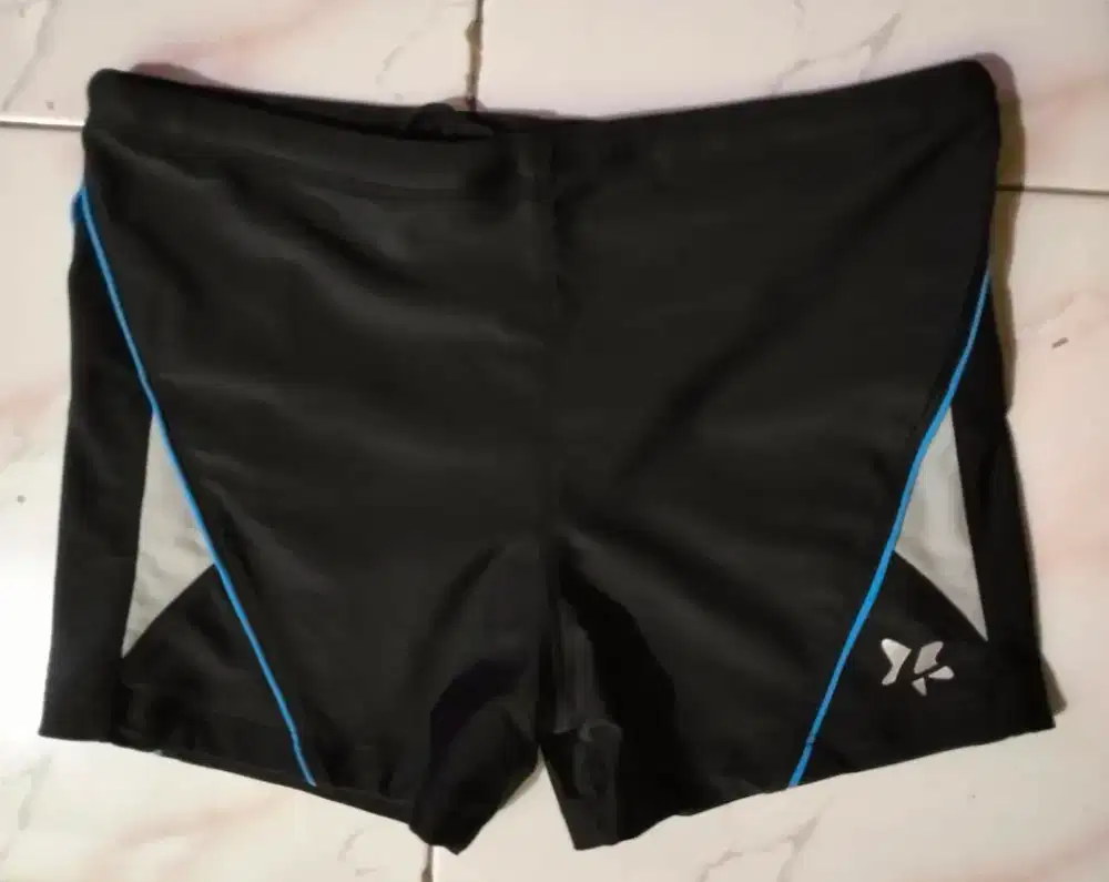 celana renang
remaja/dewasa 
pria
hitam  biru
LASONA

size M
LP 70-85