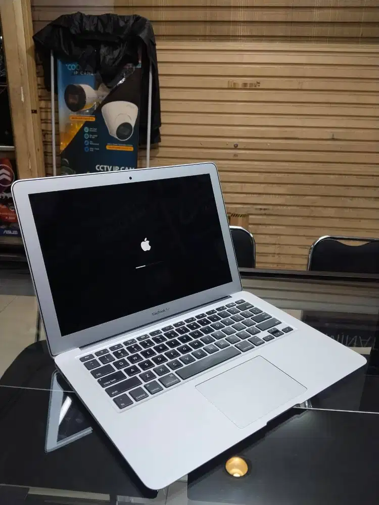 MacBook Air 13 2014 i5 RAM 4GB SSD 256GB  Layar 13.3 Inch