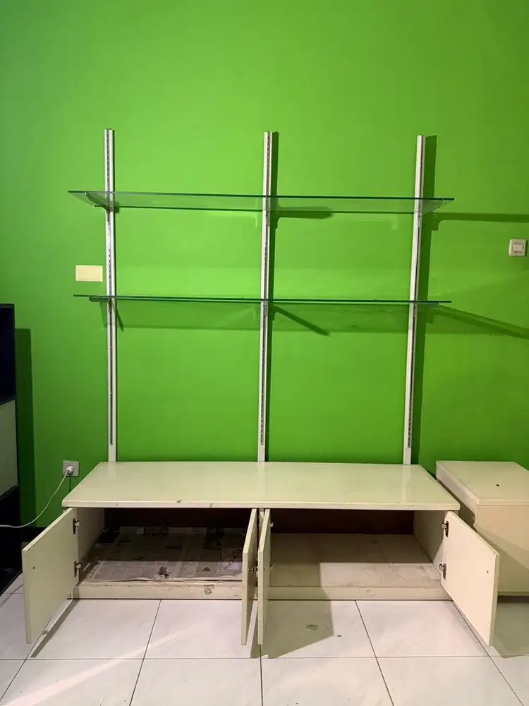 Lemari Etalase Kaca