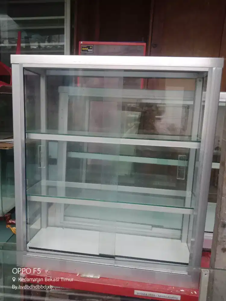 Etalase rokok/ pecel lele