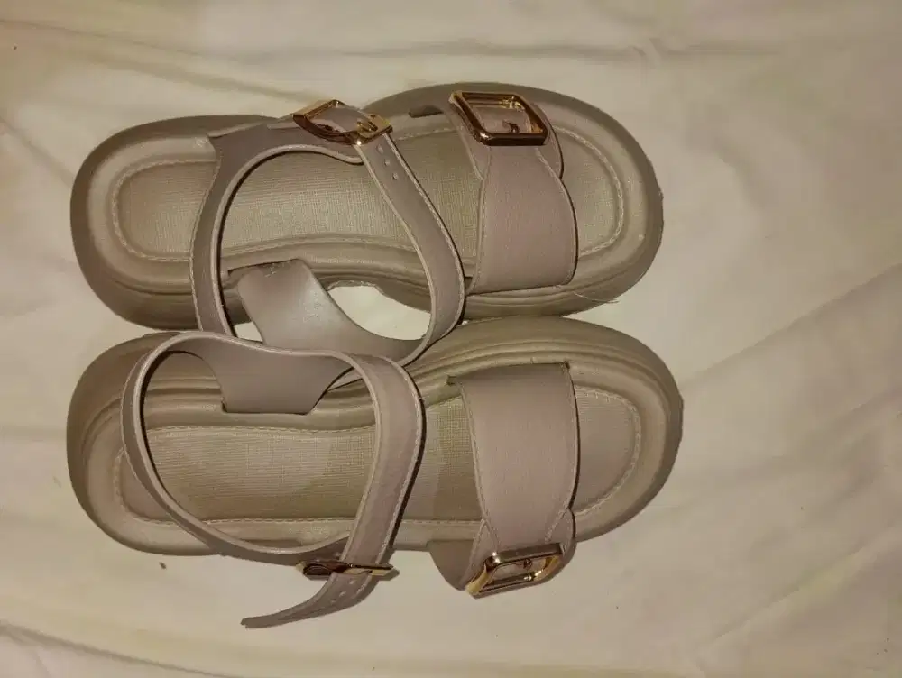 sandal santai berpergian