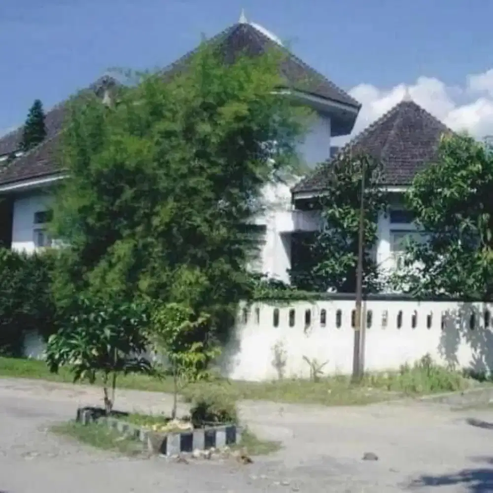 RUMAH JALAN SEI SILAU ADA KOLAM RENANG, DEPAN CAFE