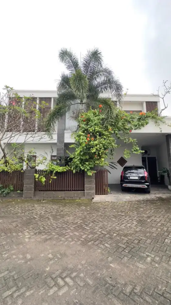 KOMPLEK ELIT DI FLAMBOYAN TINGGAL BAWA KOPER