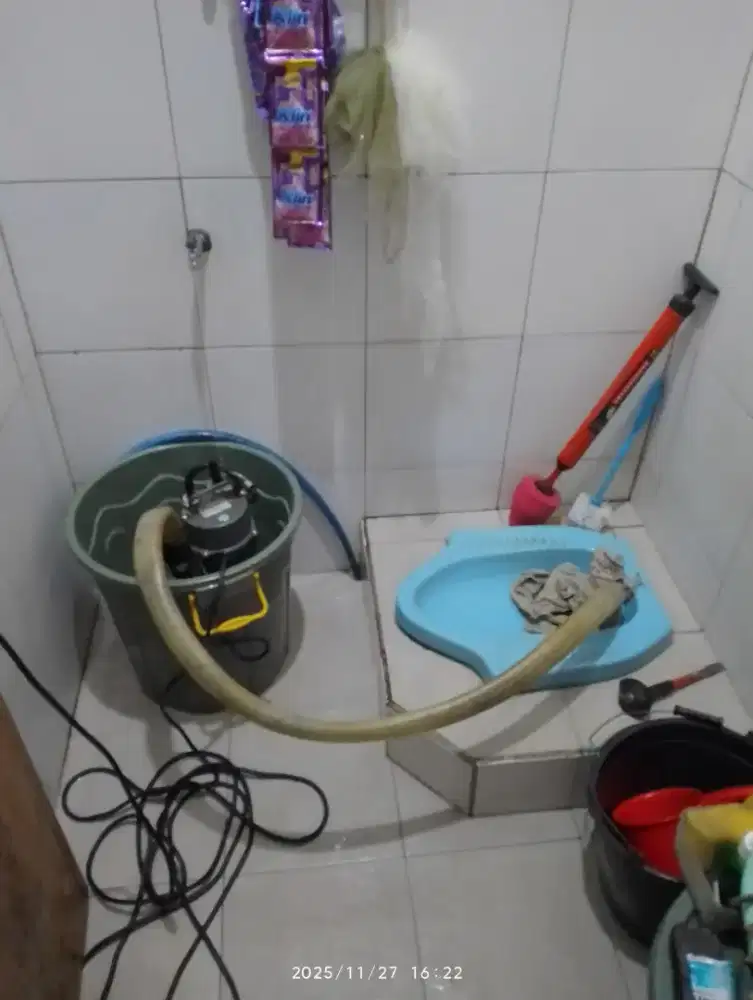 Pendorongan kloset mampet