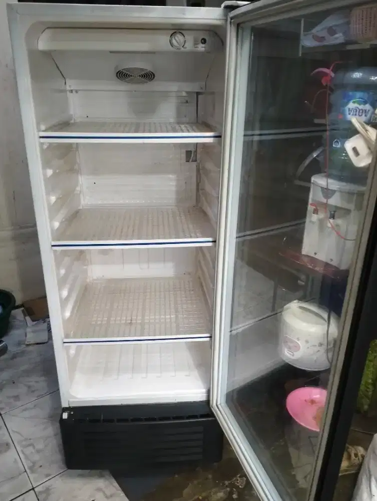 Showcase merek Sharp dingin normal maknyos