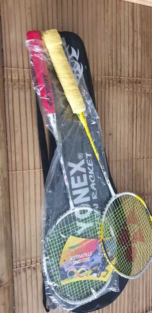 Dijual sepasang plus tas raket yy yonex masih baru