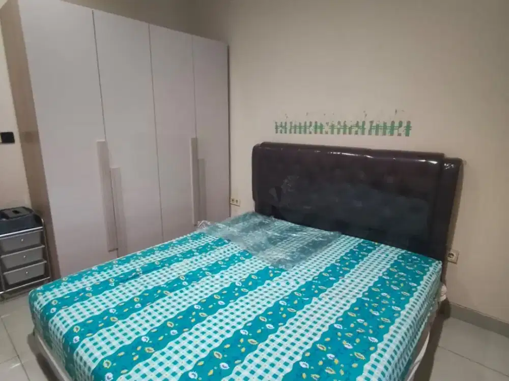 Disewakan Rumah Furnished Green Lake City West Europe 6x15m, dekat Club House, pool & lapangan