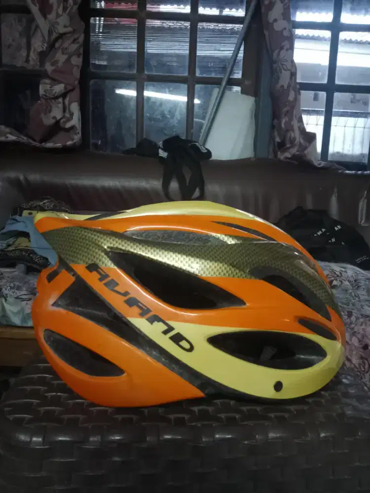 Helm sepeda gunung