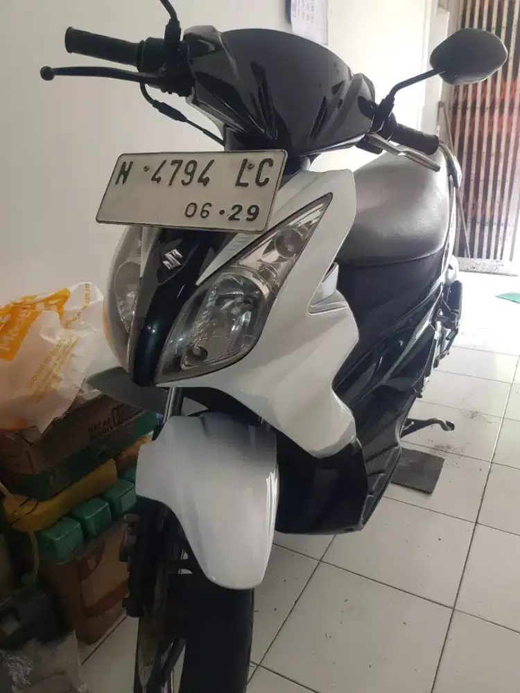 Suzuki skywave putih