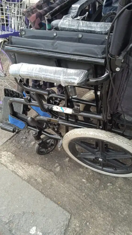 Kursi roda bekas rem tangan siap pakai