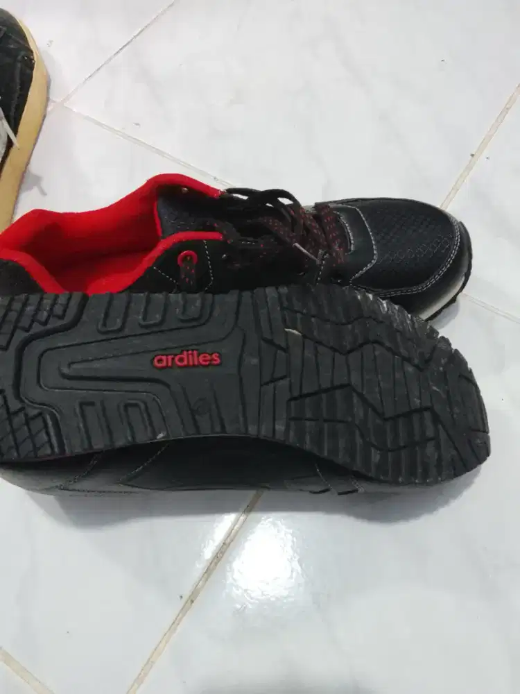 Sepatu anak anak sekolah