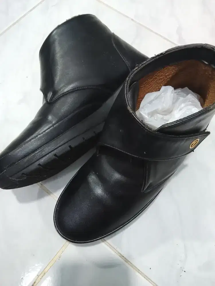 Sepatu kulit anak no 36 masih keliatan bar