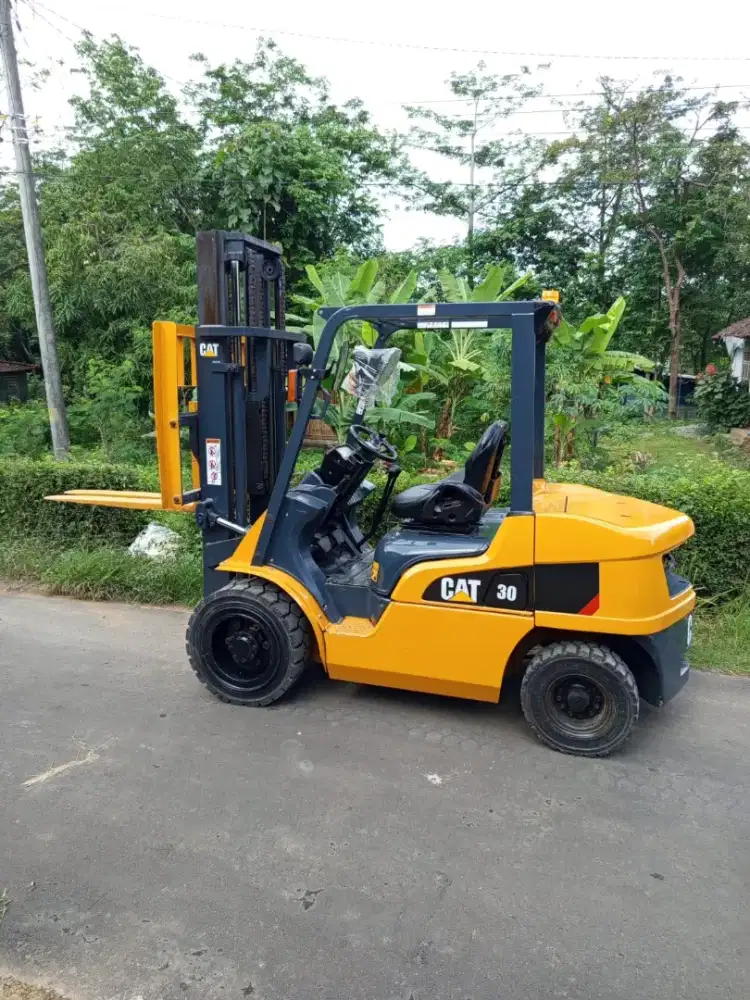 Forklift 3 Ton Caterpillar mesin Mitsubishi Bandel siap kerja