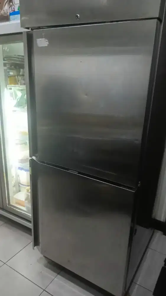 Frezzer bekas retoran kondisi mati