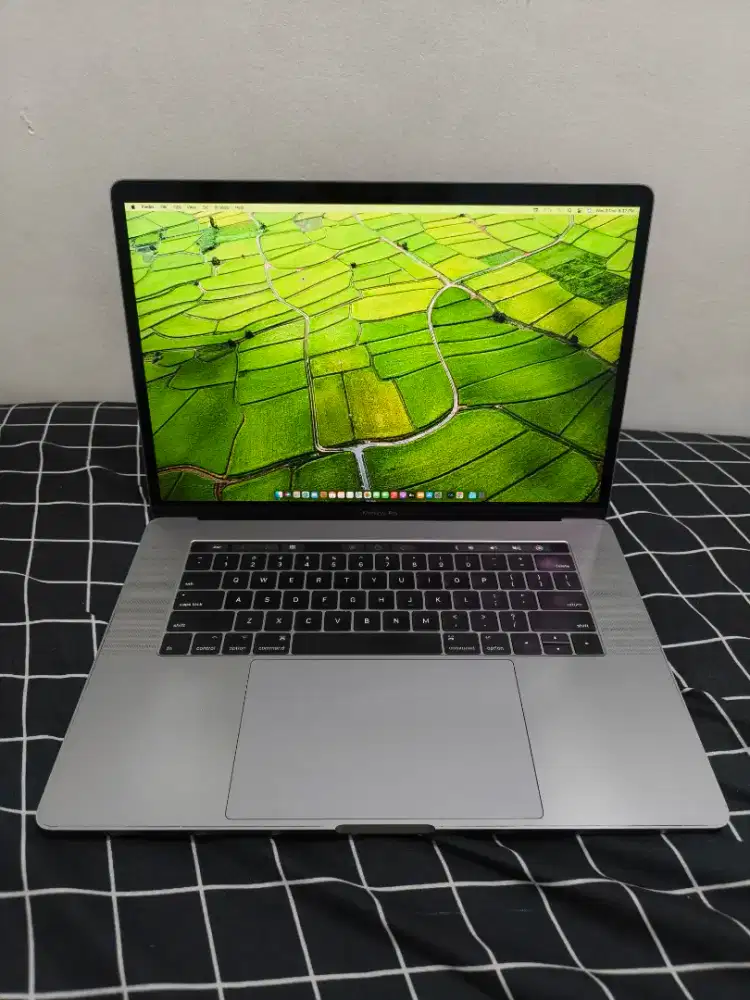 Macbook Pro 15 inch 2017 i7 16gb/256gb dual vga