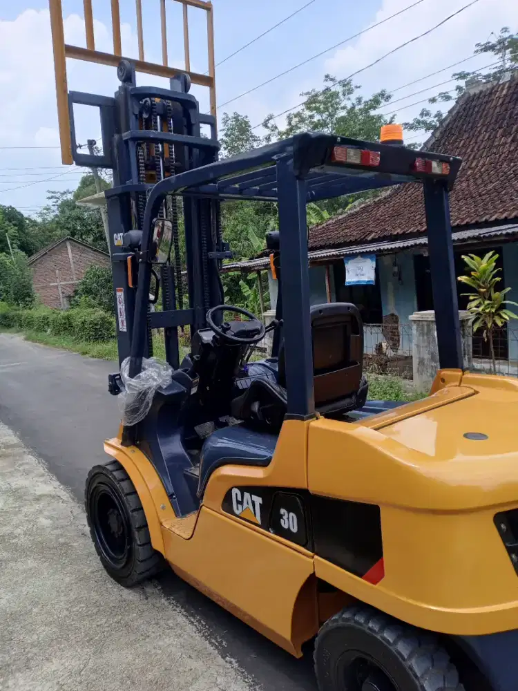 Forklift 3 Ton Caterpillar Three lift mast 4,7 meter siap kerja