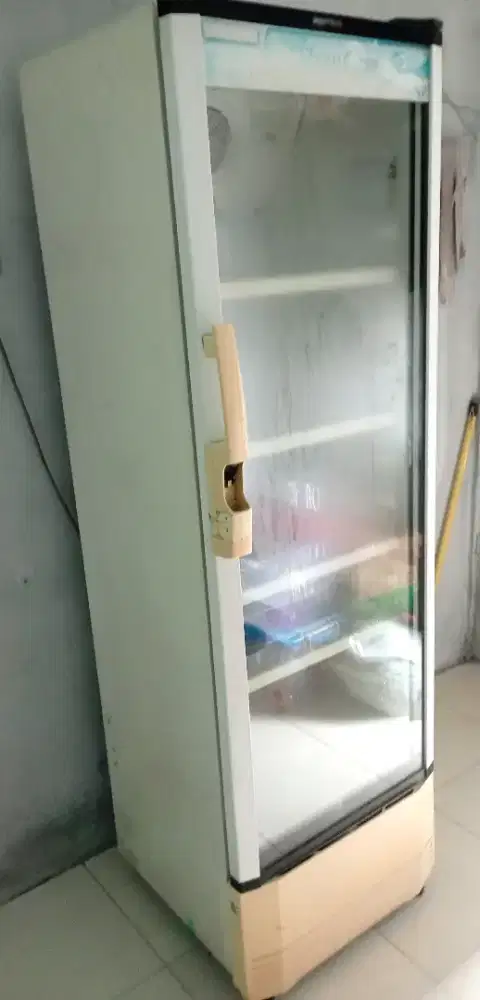 Showcase Polytron tipe 231 L dengan 5 rak masih dingin normal