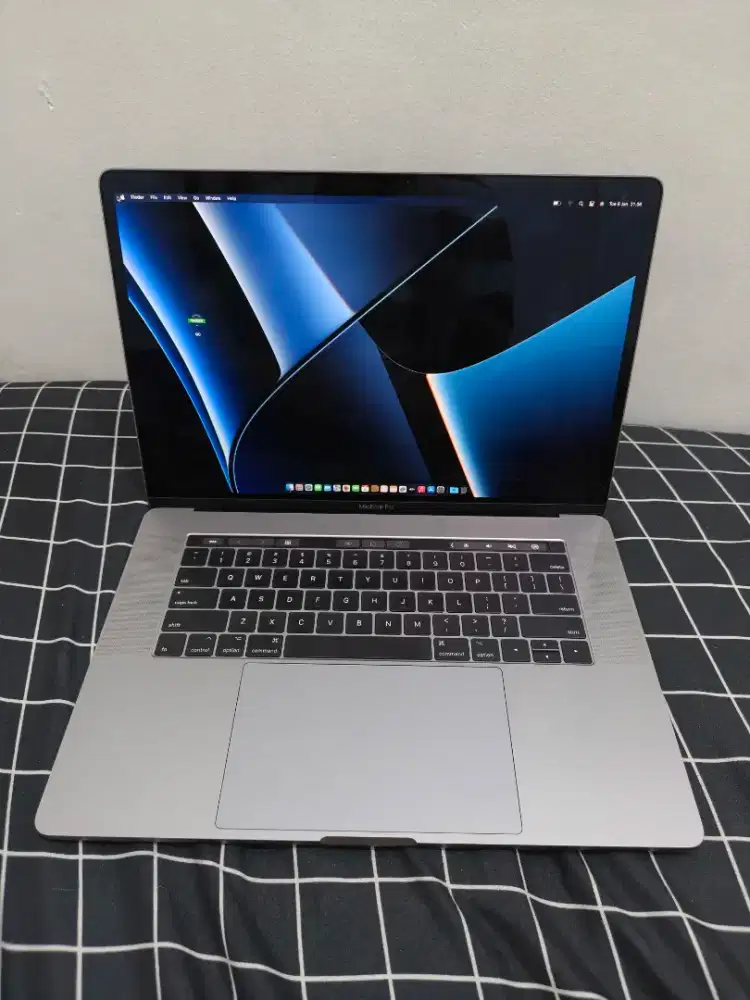 Macbook Pro 15 inch 2017 i7 16gb/512gb dual vga