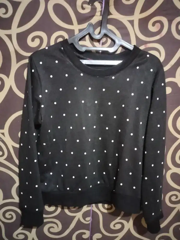 sweater / crewneck wanita motif polkadot warna hitam.