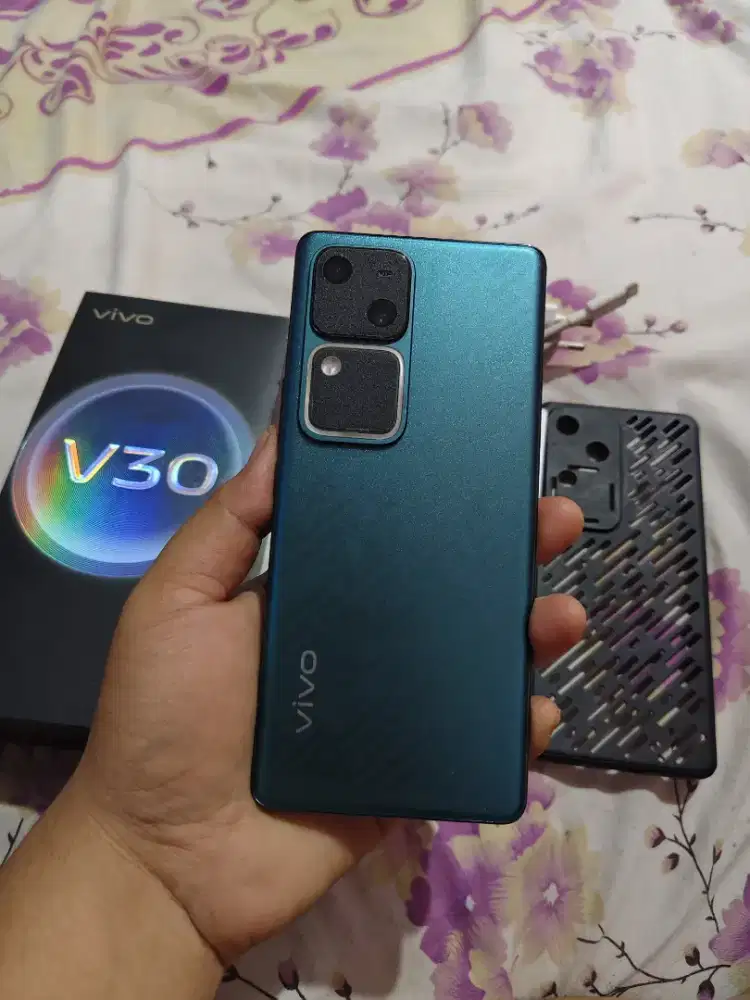 Vivo v30 ram 8+8 / rom 256