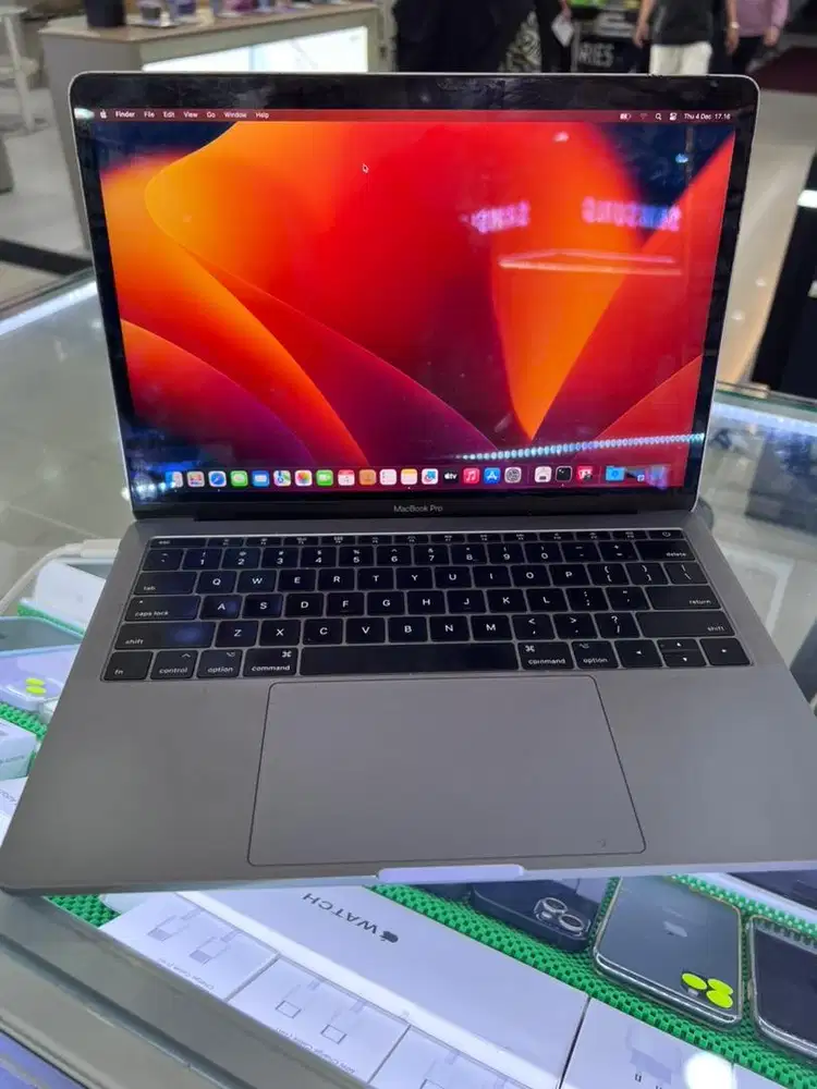 Macbook pro 2017 8/256 original unit charger minus baterai agak drop