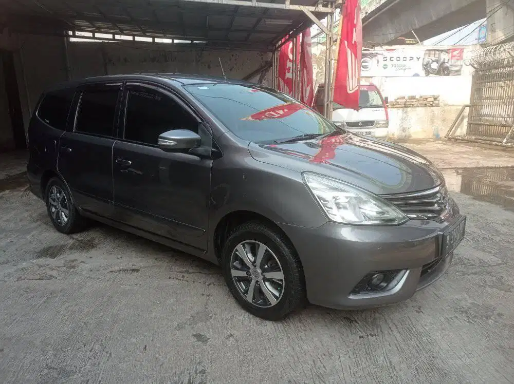 (Harga Cash) Nissan Grand Livina 1.5 XV Automatic 2017 Abu metalik.