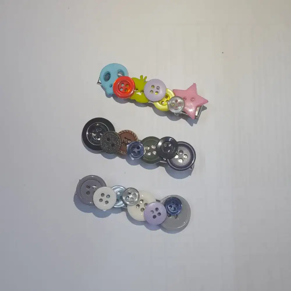 Jepitan Rambut Kancing - HSC 2025