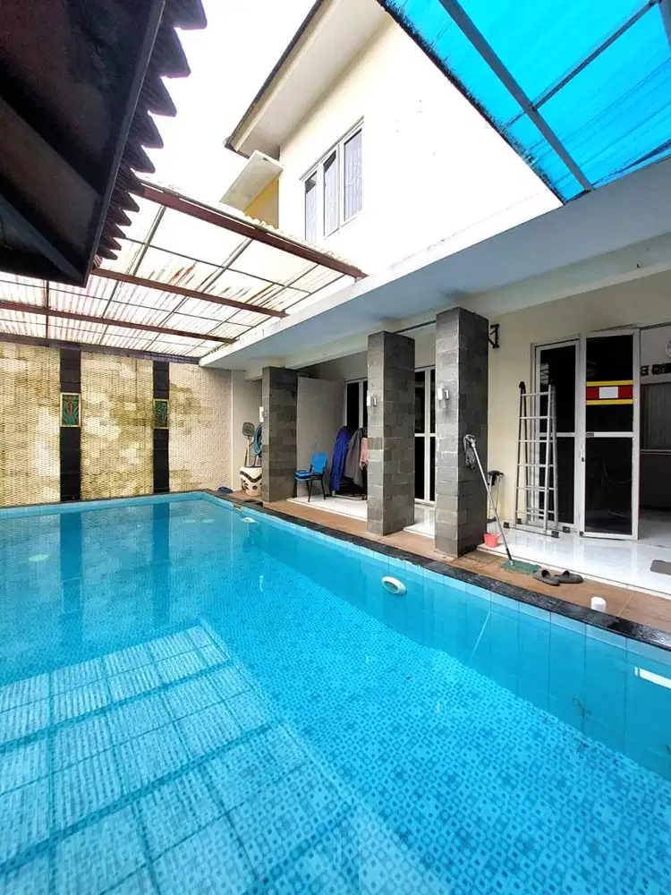 Rumah Mewah dengan Kolam Renang Pribadi di Wedomartani