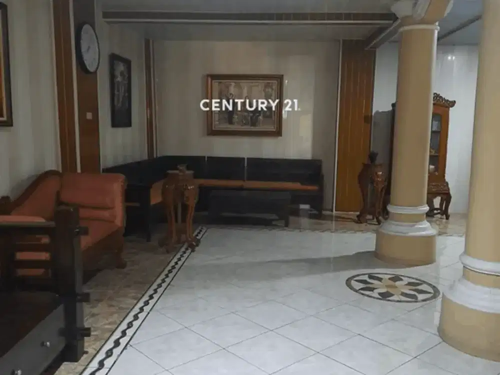 Rumah Mewah Berarsitektur Klasik Di Pondok Bambu Jakarta Timur