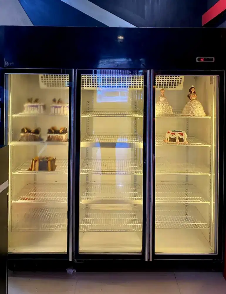 SHOWCASE 3 PINTU CAKE BEKAS