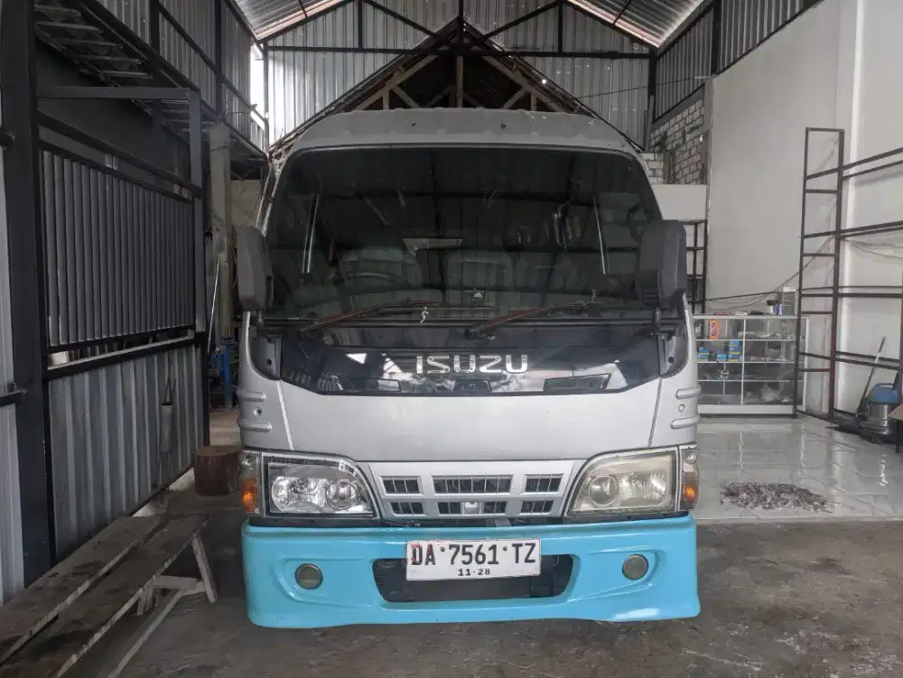 Isuzu elf 2017 minibus