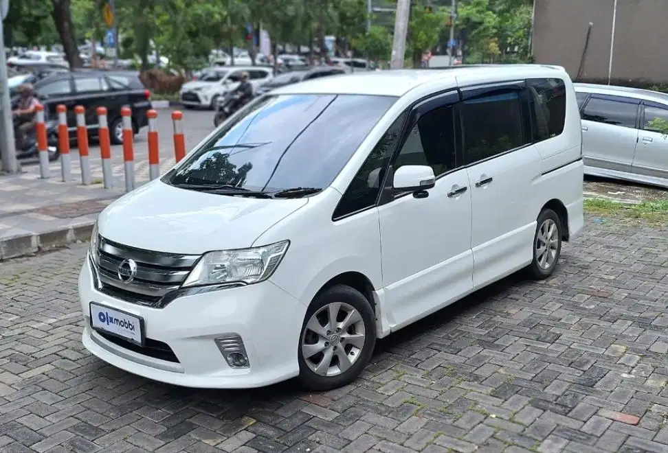 Nissan Serena 2.0 Highway Star Panoramic Bensin-AT 2013 Putih LOZ