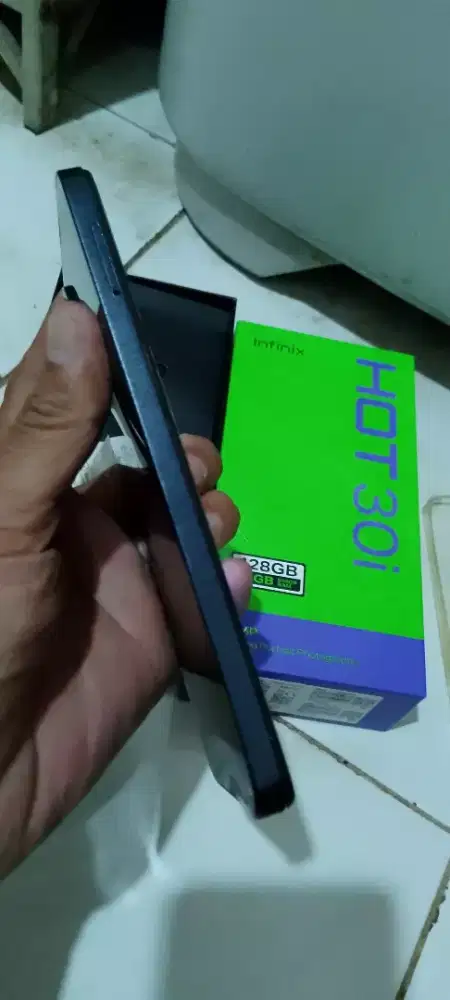Jual hape infinix hot30i RAM8/128 normal jaya mlus minus lcd aja retak