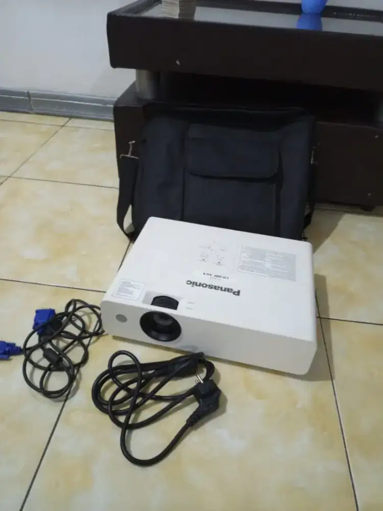 Proyektor panasonic lb 300 xga