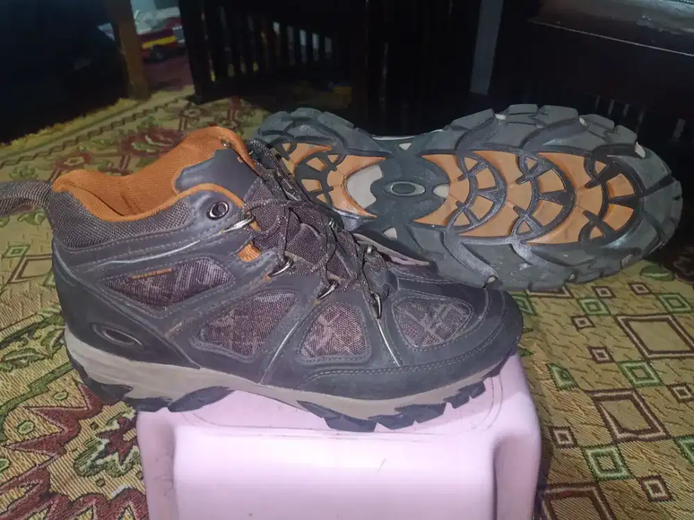 Sepatu gunung Oakley size 43